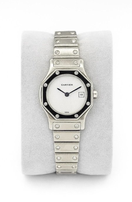ساعة كارتير دائرية بيد فضي وأرضية بيضاء
