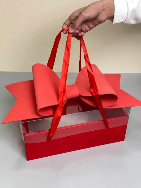 علبة هدايا باللون الاحمر