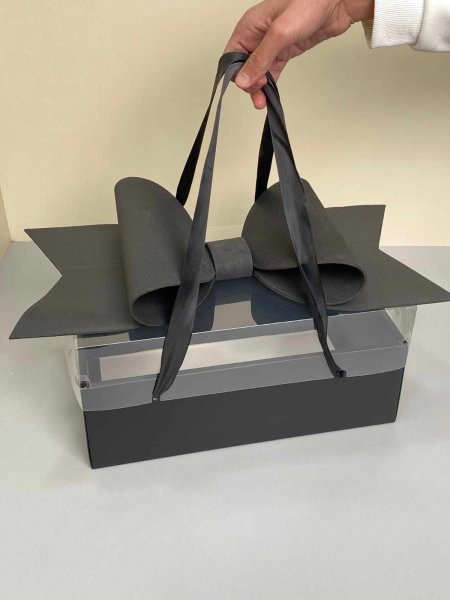 علبة هدايا باللون الاسود